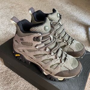 *LIKE NEW* Merrell Moab mid waterproof hiking boots